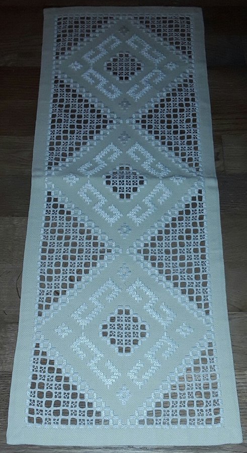 Handbroderad vacker ljusgul LÖPARE duk i Hardanger Välbroderad 57 cm