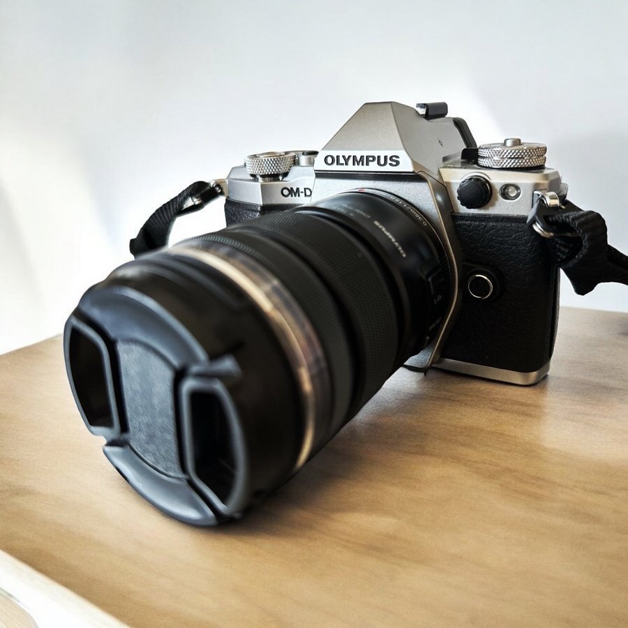 Olympus OM-D E-M5 Mark II Kamera med objektiv Fodral Extra Batteri