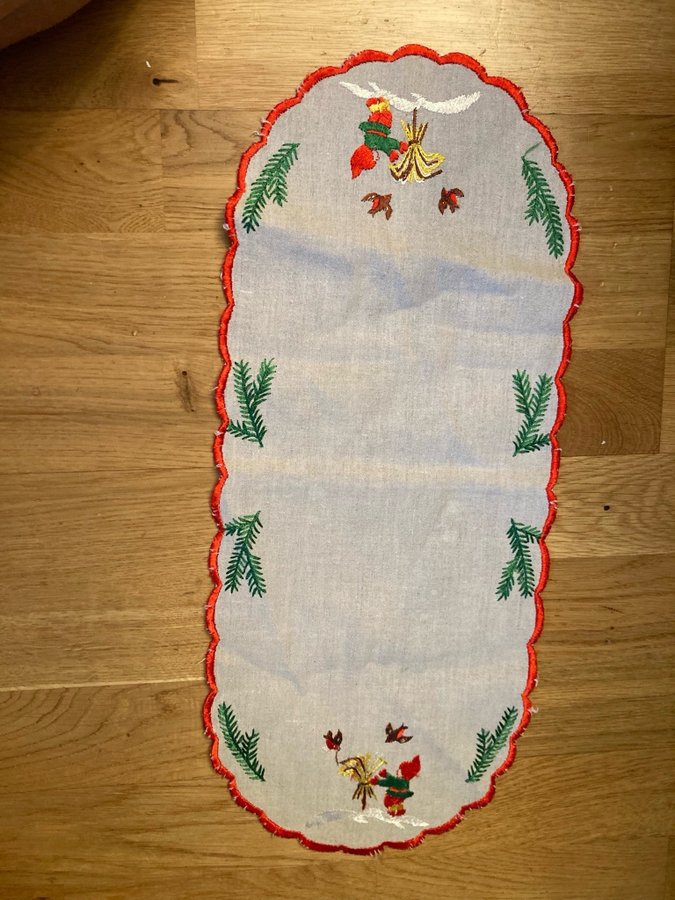 Retro broderad Julduk duk jul med tomtar tomte 21x50 cm