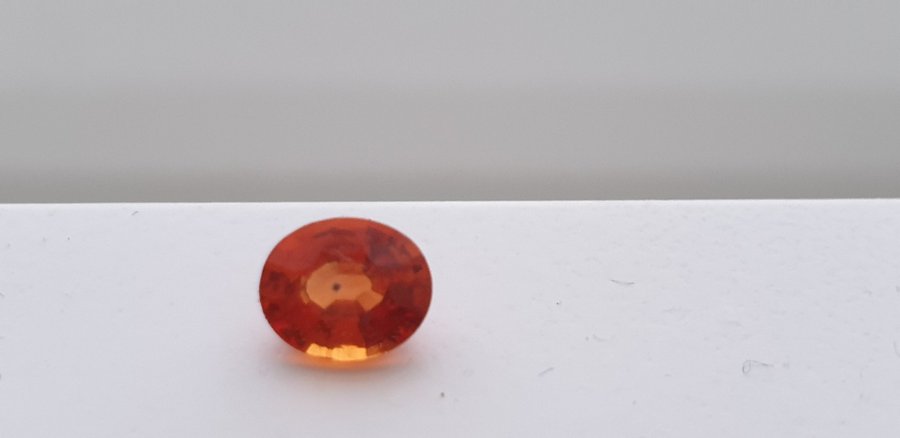 Naturel Orange Safir 0.84Ct. VVS