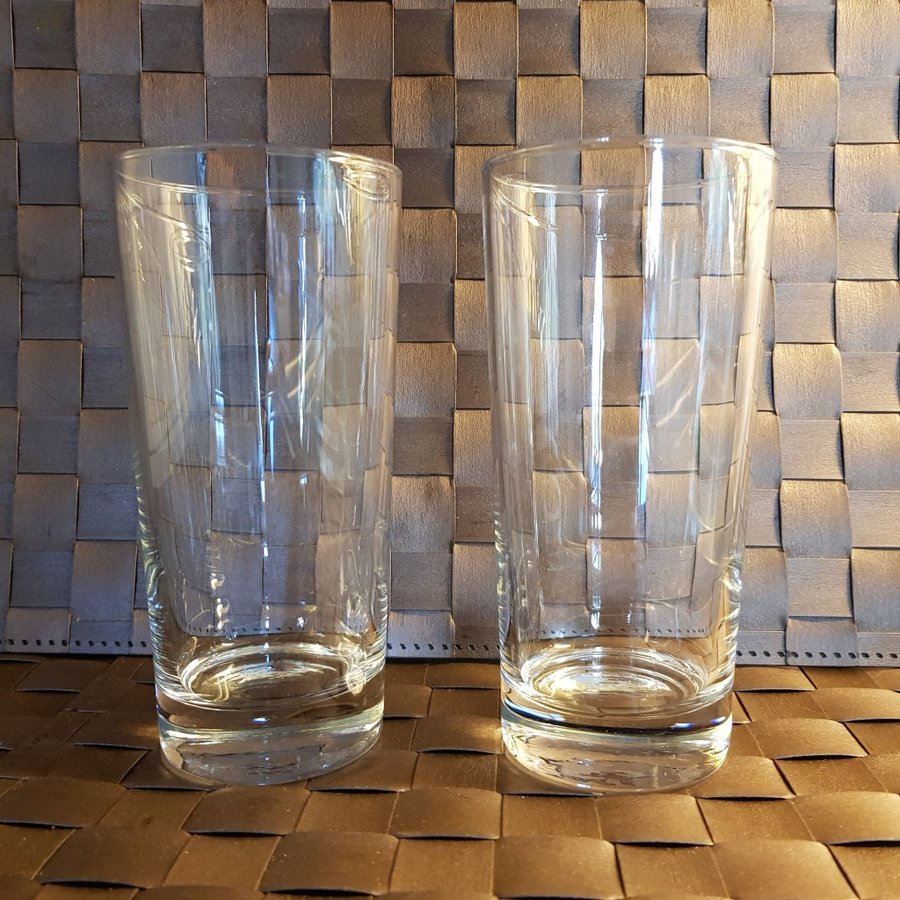 Mormors två grogglas, glas. Lite skrap på undersidan. Höjd: 15,5 cm och Ø: 7 cm.