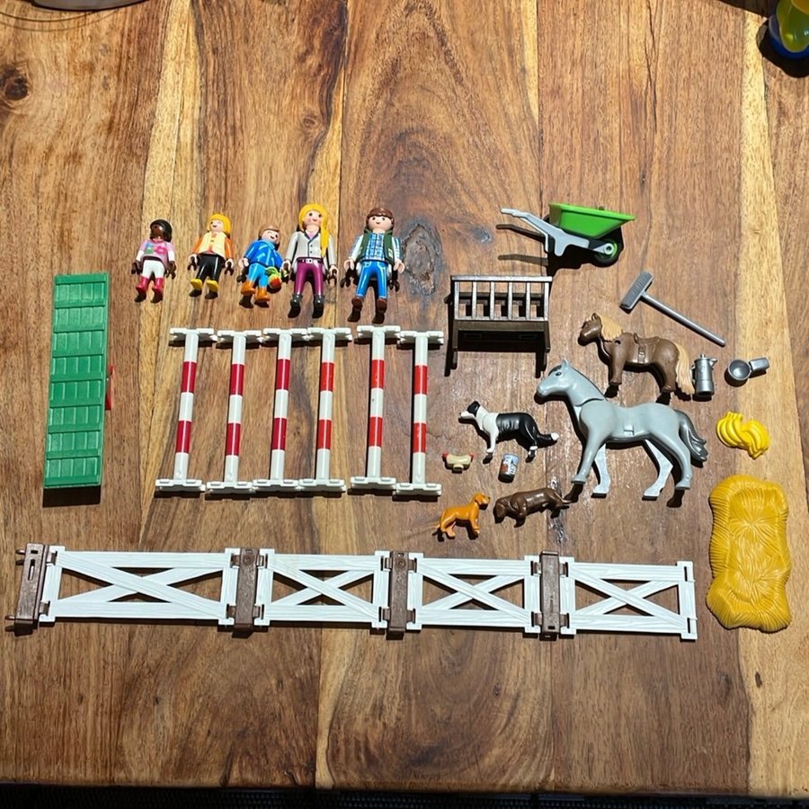 Playmobil hästar, hundar, hinder mm