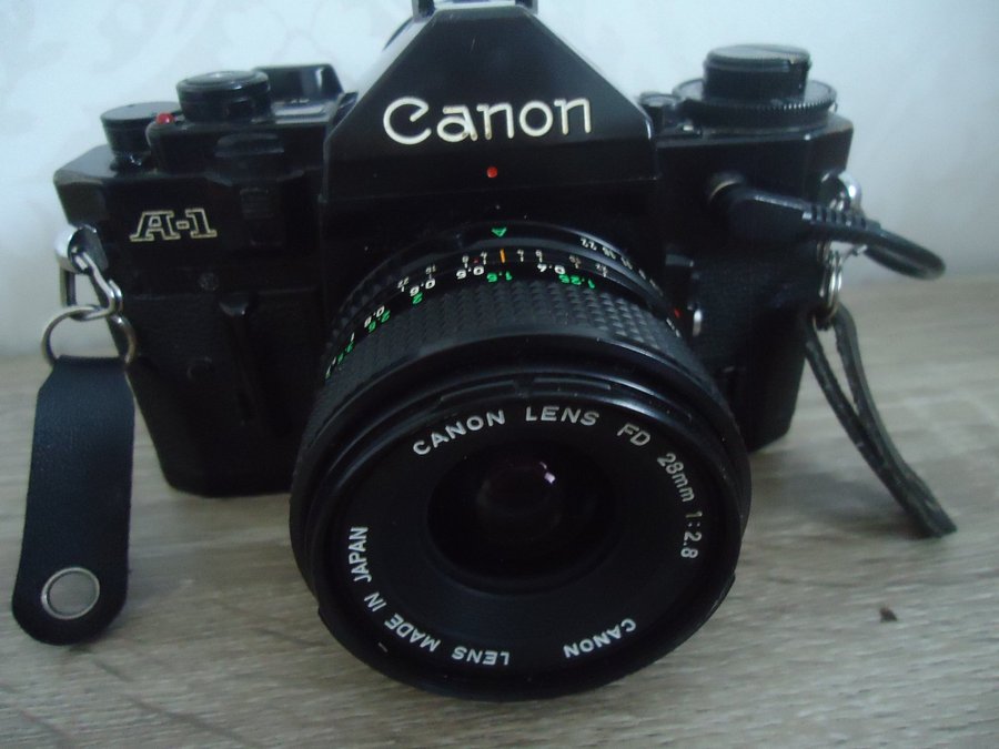 Canon A-1 med 28mm objektiv