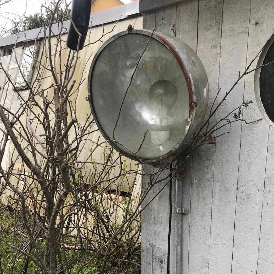 Stor gammal lampa , aluminium, på lång stativ - retro