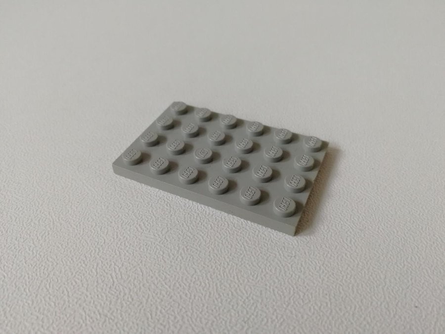 Lego - platta - plate - bas - 4x6 - part 3032 - ljusgrå (old light gray)