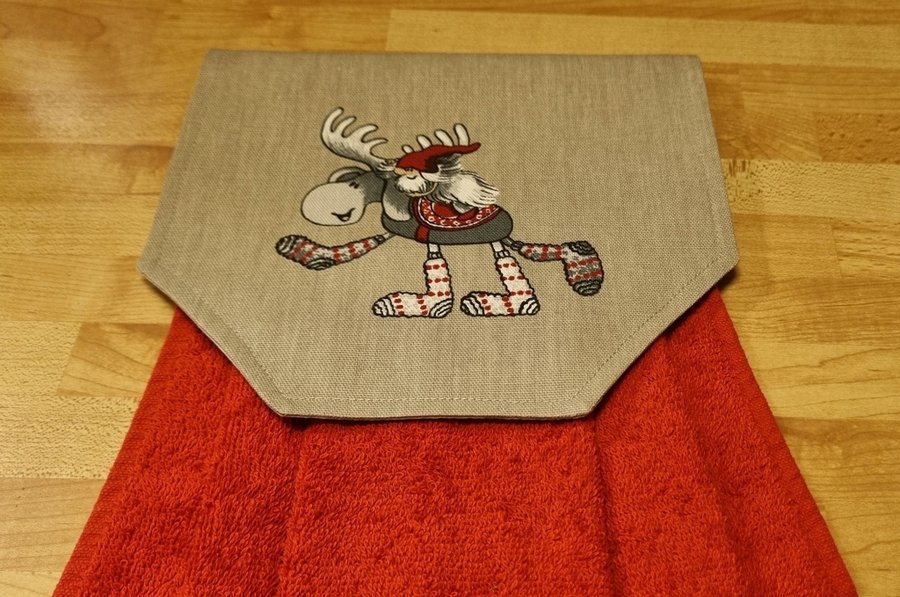 SPISHANDDUK MED TOMTE/VÄTTE SOM RIDER PÅ EN ÄLG * RÖD FROTTÈHANDDUK* 45 cm *