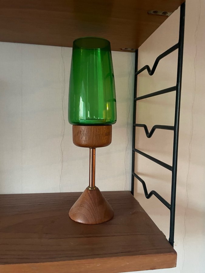 Ljuslykta på fot av teak  koppar - grönt glas - Retro 50/60-tal