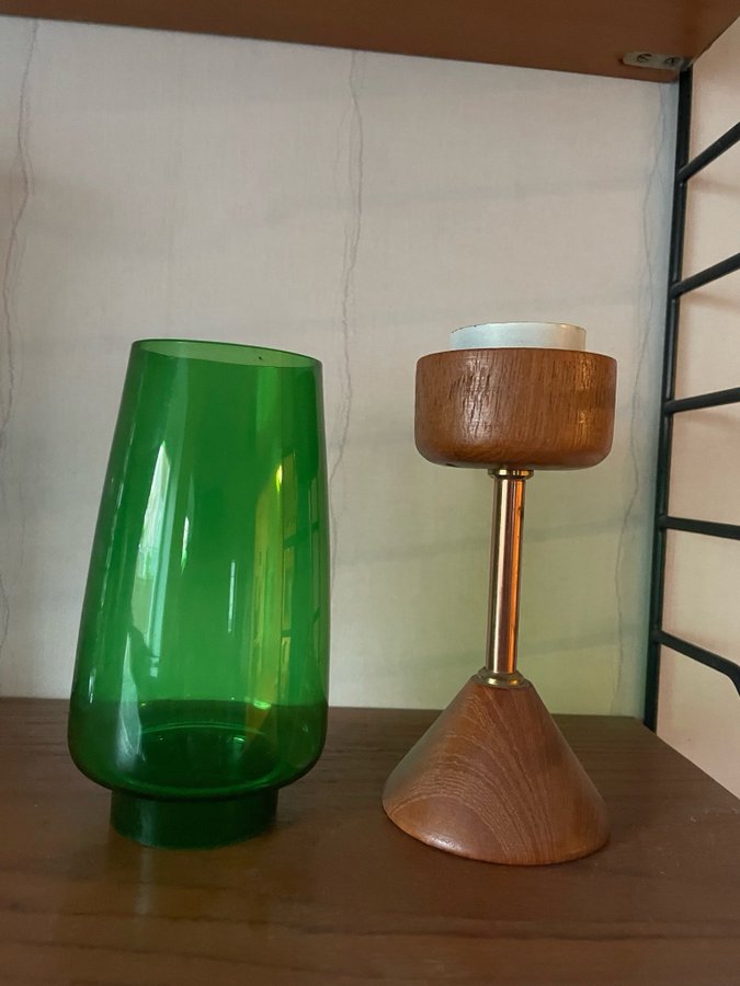 Ljuslykta på fot av teak  koppar - grönt glas - Retro 50/60-tal