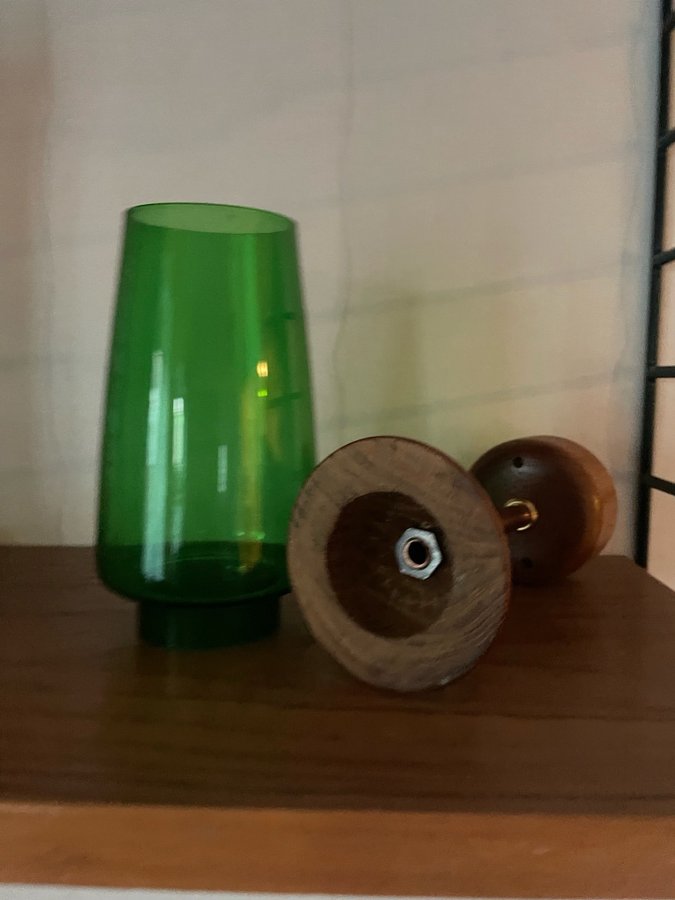 Ljuslykta på fot av teak  koppar - grönt glas - Retro 50/60-tal