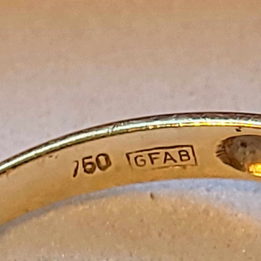 Otroligt fin 18k guld ring diamantring 16 st diamanter GFAB 750 235 gram