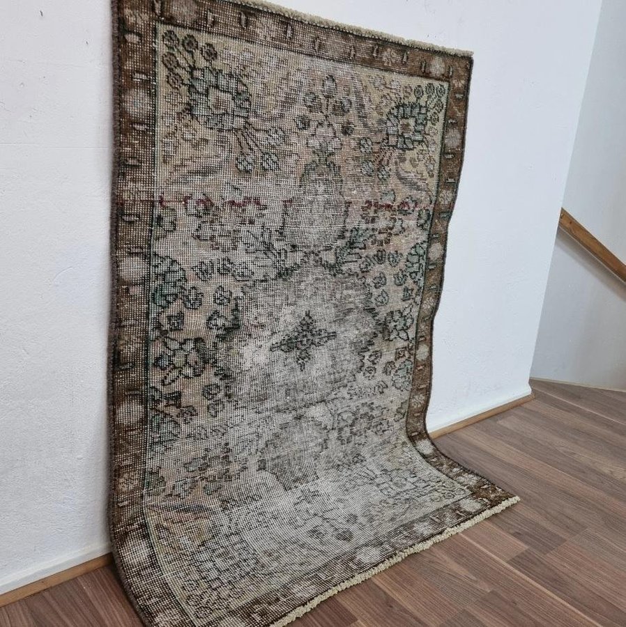 Unik Äkta Vintage matta ca: 136x96 cm - LAGERRENSNING AUKTION