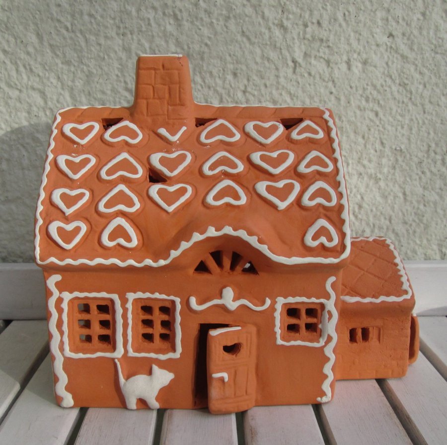 Bedårande ljuslykta/pepparkakshus från Vallis Keramik