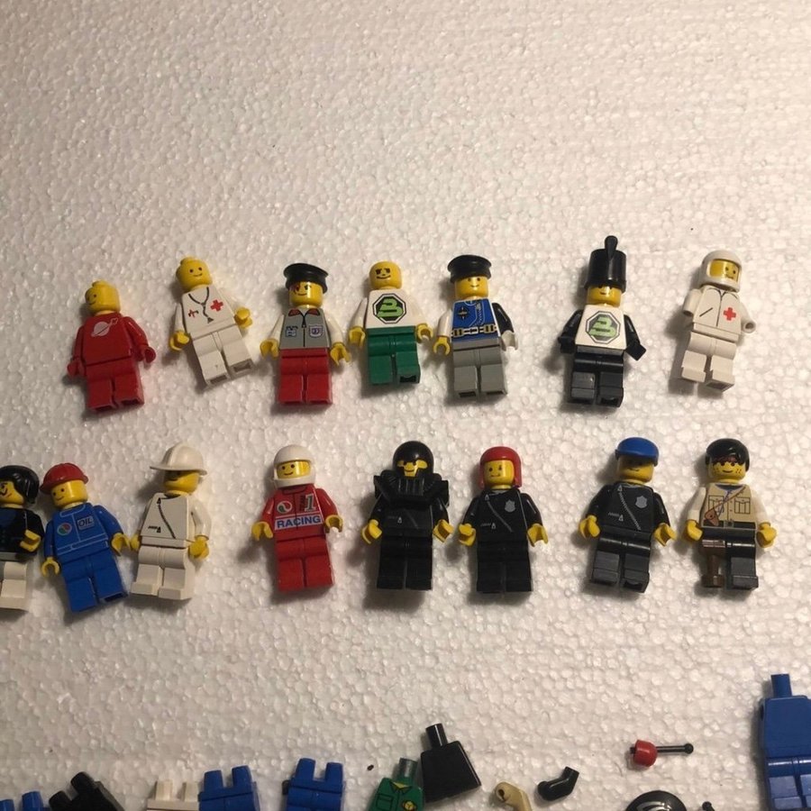 Legofigurer med olika tillbehör