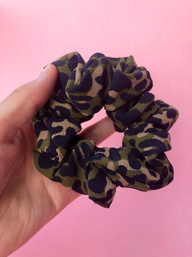 Scrunchie, Grön Kamouflage, Hårsnodd i tyg, Handsydd