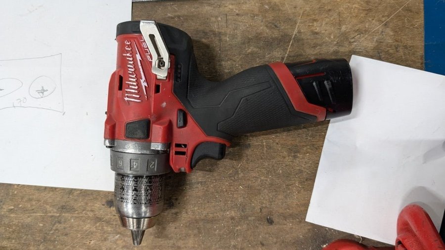 Milwaukee 12V skruvdragare