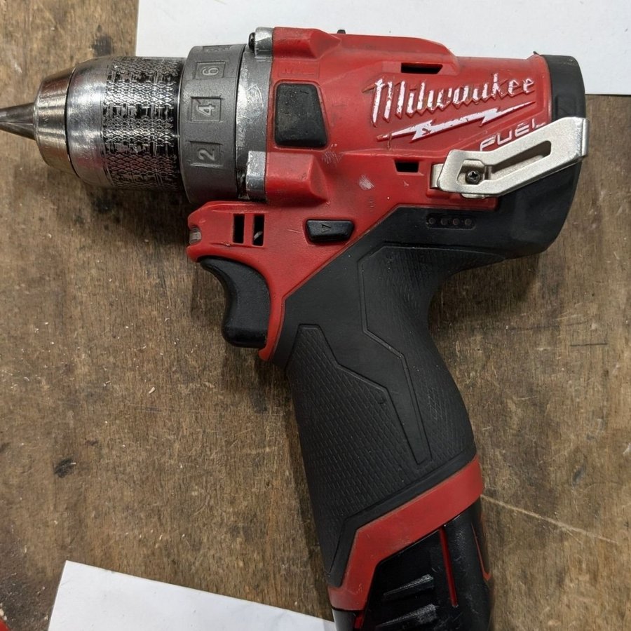 Milwaukee 12V skruvdragare