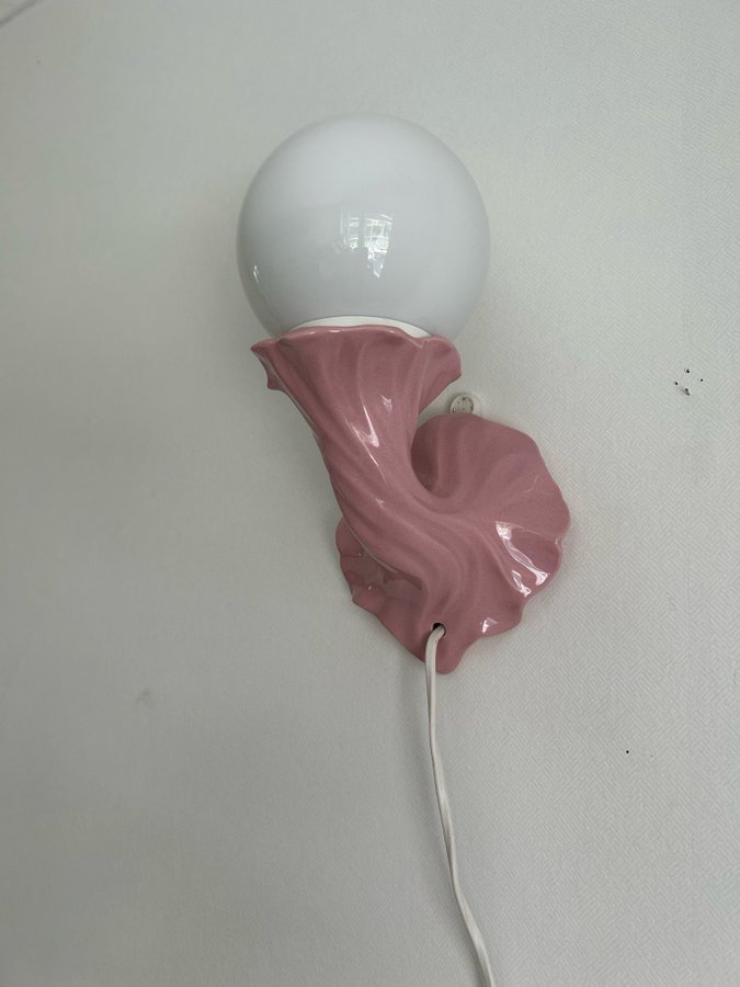 Vägglampa klotlampa 80-tal vintage pastellrosa rosa keramik