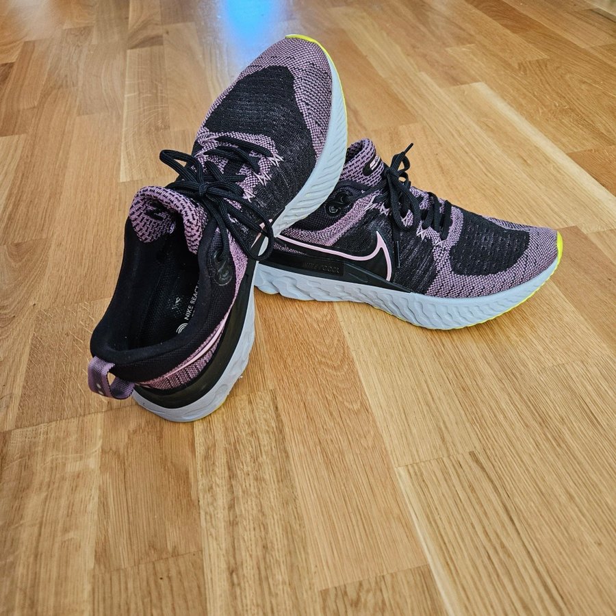 Nike React infinity Flyknit i storlek:40 innermått 26cm