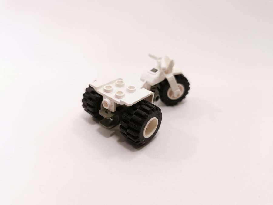 Lego - fordon - motorcykel - trehjuling - vit