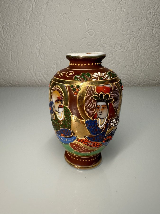 Japanische Vase mit Goldverzierungen