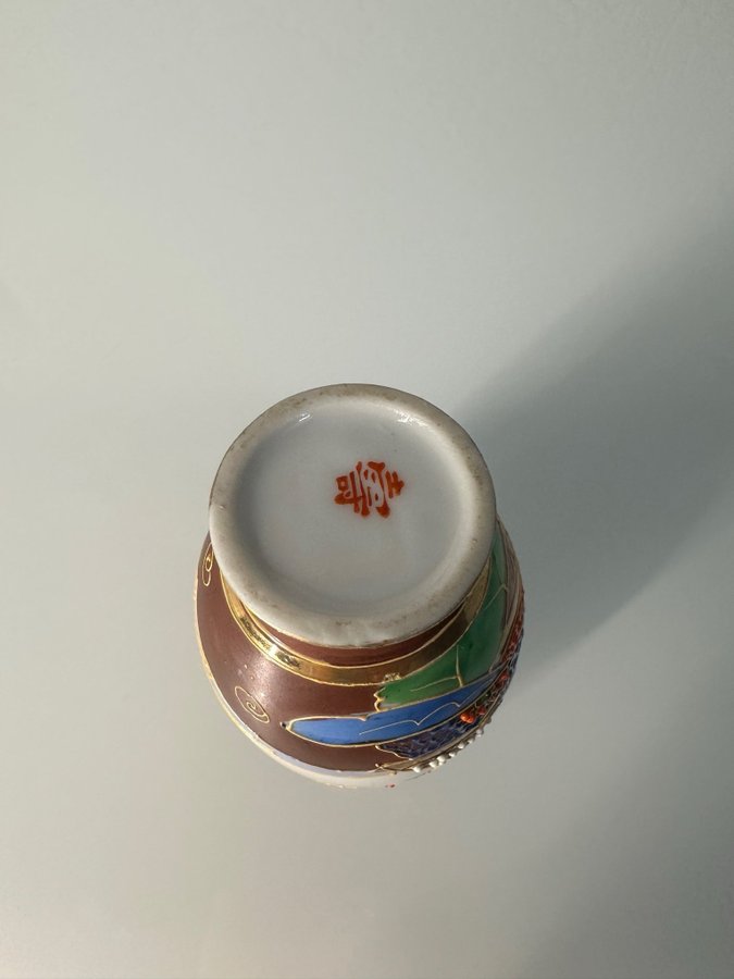 Japanische Vase mit Goldverzierungen