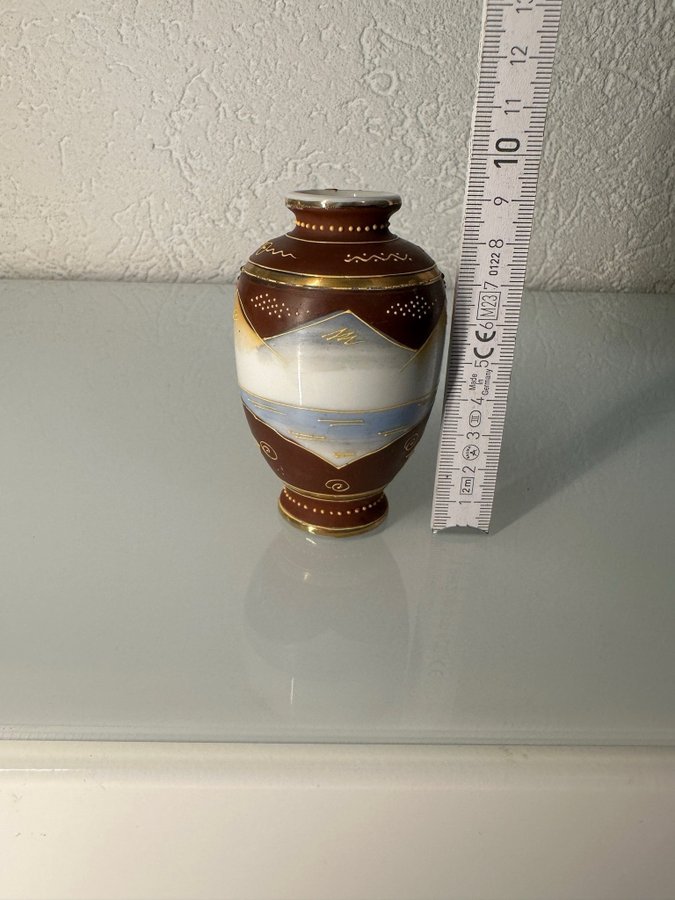 Japanische Vase mit Goldverzierungen