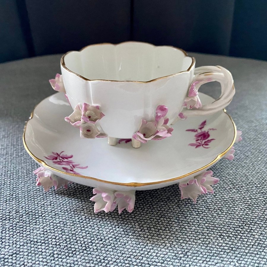 Gammal Meissen Applique porslinskopp och fat med blommor