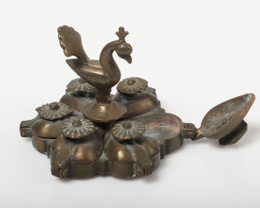 Kumkum tika box - Bronze or brass- India - early 20th century