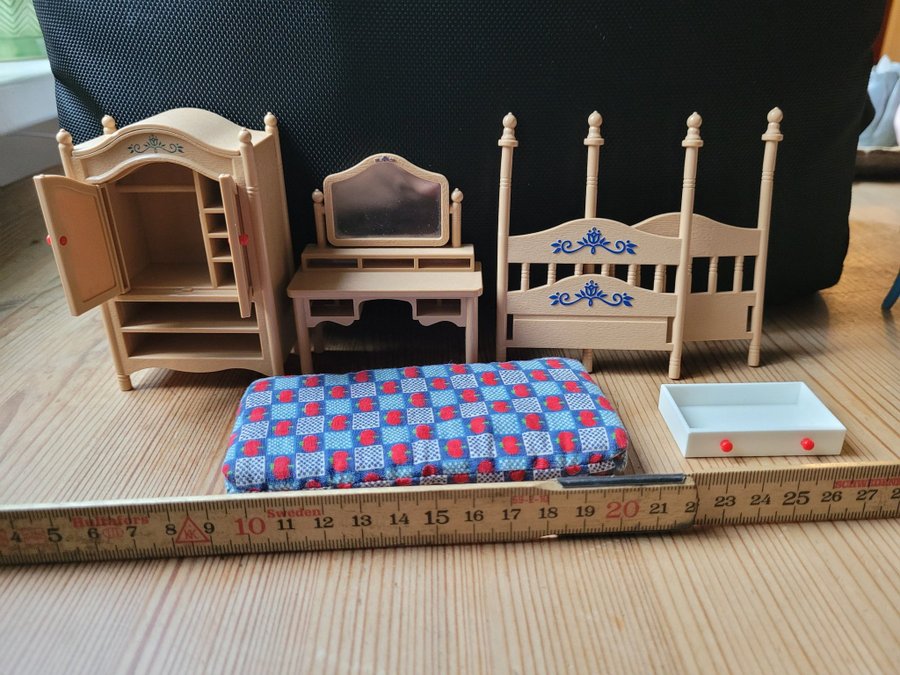 Säng, byrå, spegel och garderob till dockhus; Lundby; miniatyr