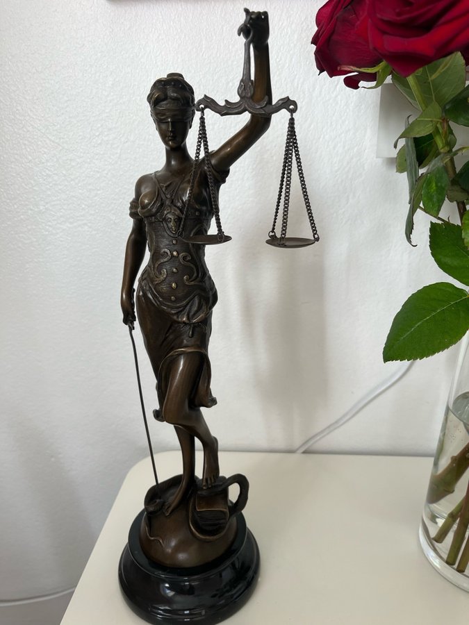 Skulptur i brons h 40cm, Justitia