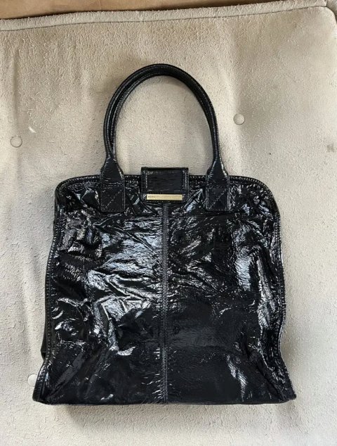 Marc Jacobs black bowling bag i patent leather (ca 18 000;- ny)