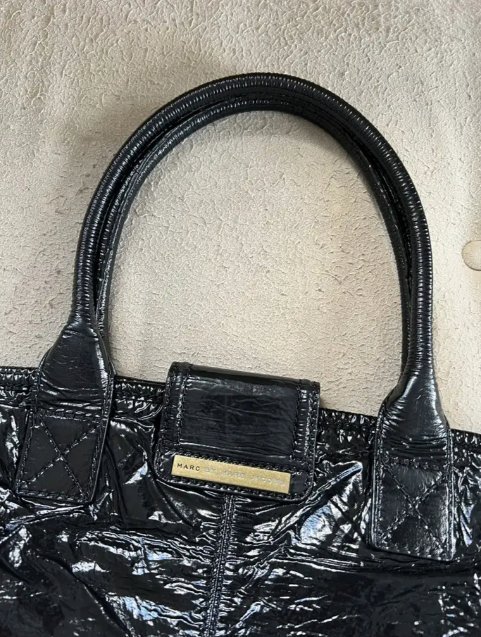 Marc Jacobs black bowling bag i patent leather (ca 18 000;- ny)