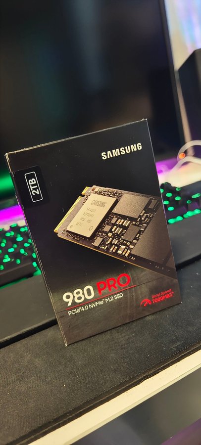 Samsung 980 Pro 2TB PCIe 4.0 NVMe M.2 SSD