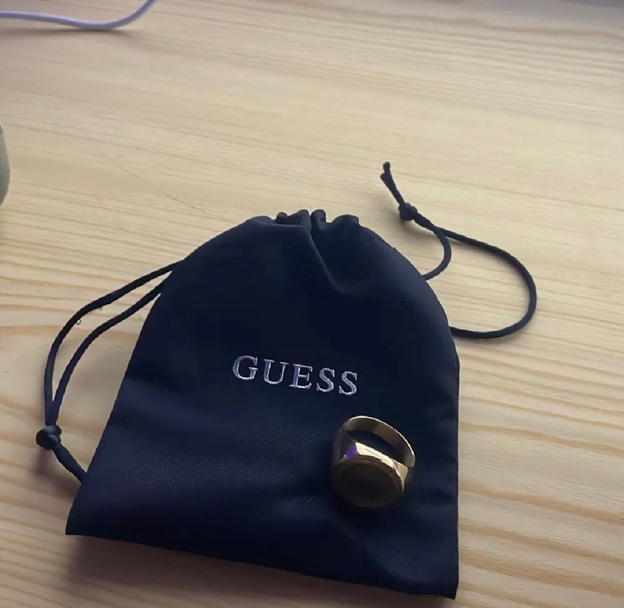 GUESS ring med dustbag