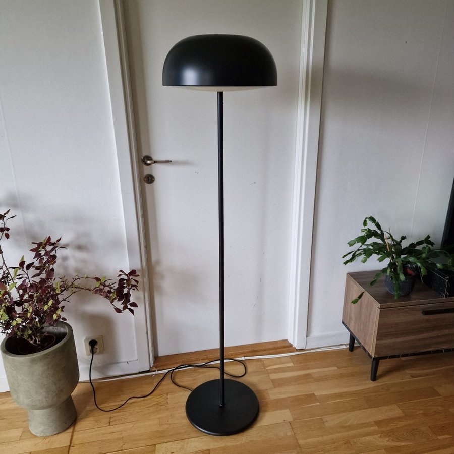 IKEA Golvlampa Nymåne, Svart lampa