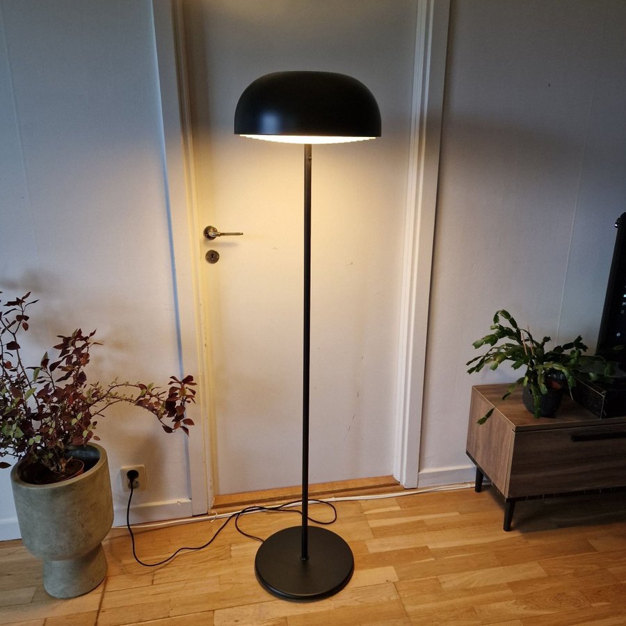 IKEA Golvlampa Nymåne, Svart lampa