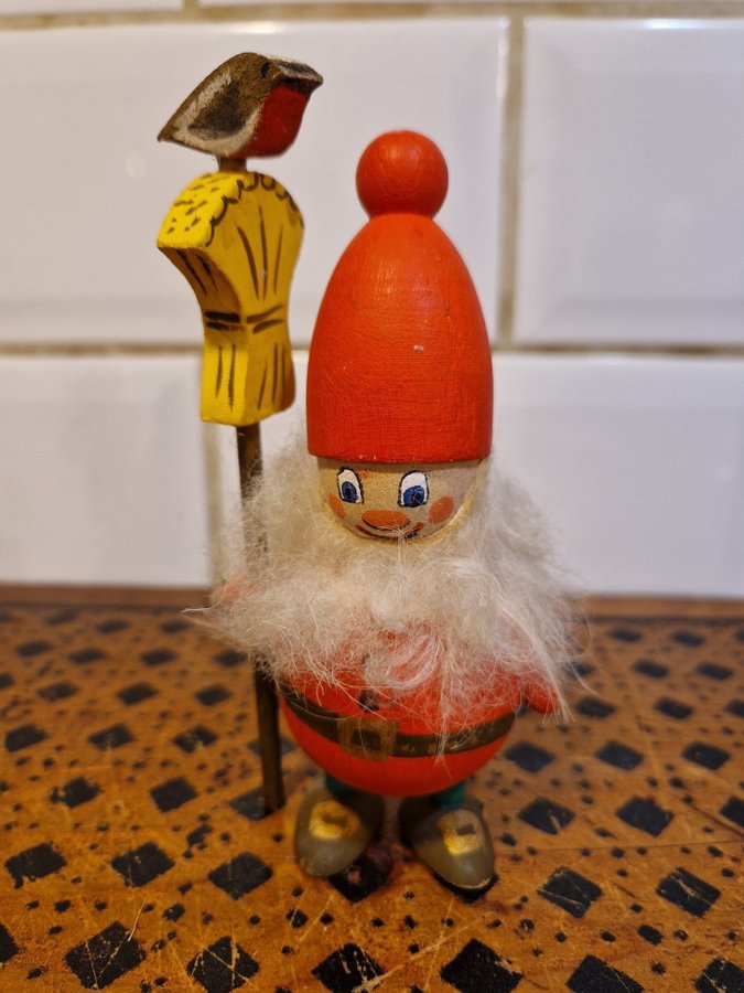 Tomte I trä med kärve