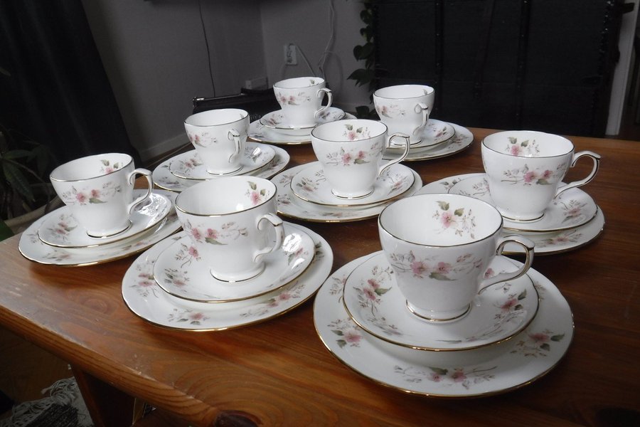 8 st koppar med fat och 8 assietter Duchess Bone China England Glen