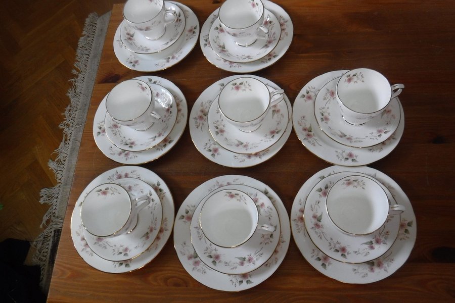 8 st koppar med fat och 8 assietter Duchess Bone China England Glen