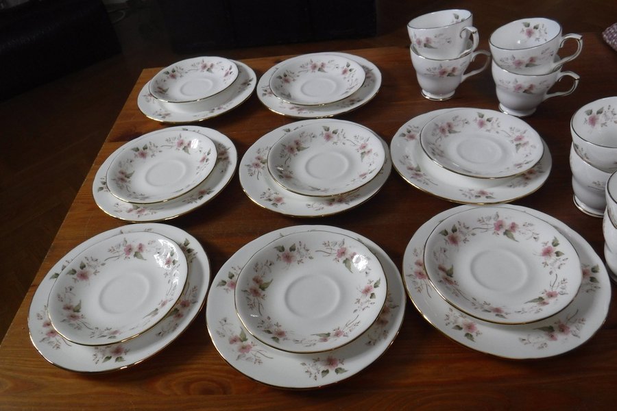 8 st koppar med fat och 8 assietter Duchess Bone China England Glen