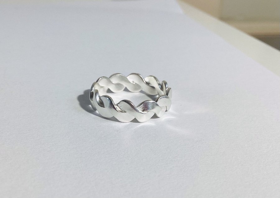 Str 55. Model Wavy ring i sterling sølv. Design Jane Kønig.