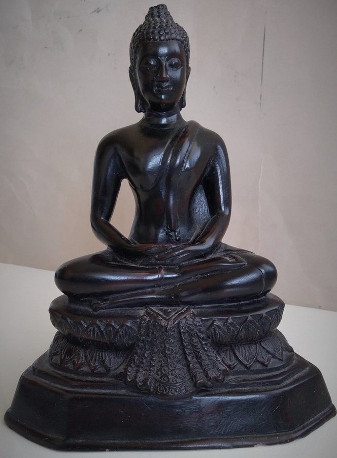 Buddhafigur i støbt materiale