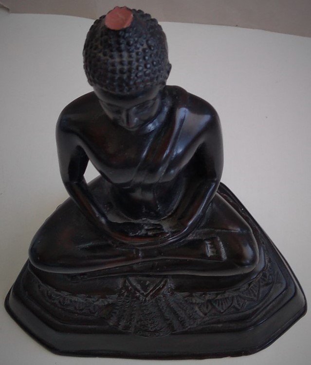 Buddhafigur i støbt materiale