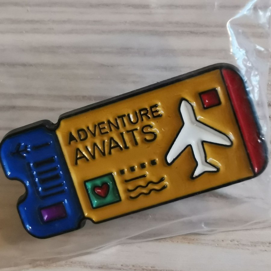 Söt flygplansbrosch med texten "Adventure Awaits"