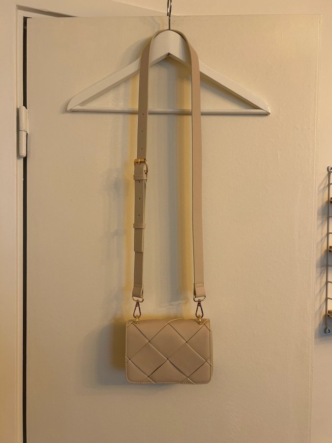 Lindex beige axelremsväska