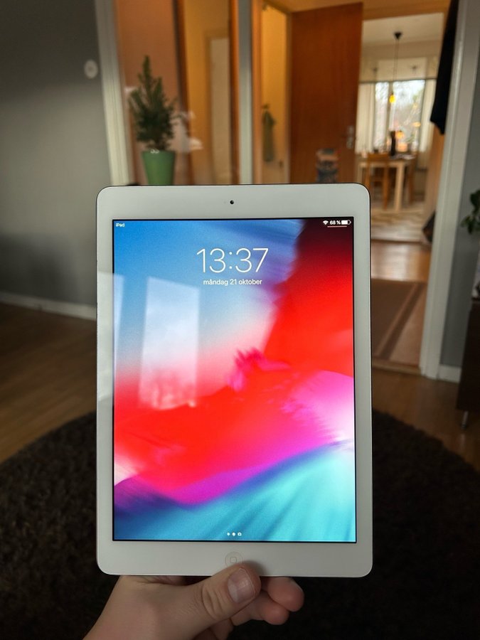 iPad Air (Modell A1474) - Silver. OBS äldre modell