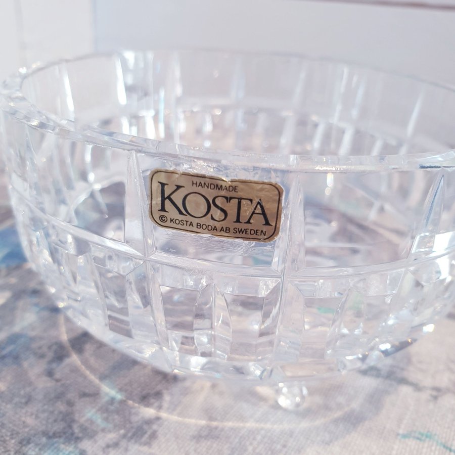 Glas skål på tre fötter, Kosta Boda Sweden