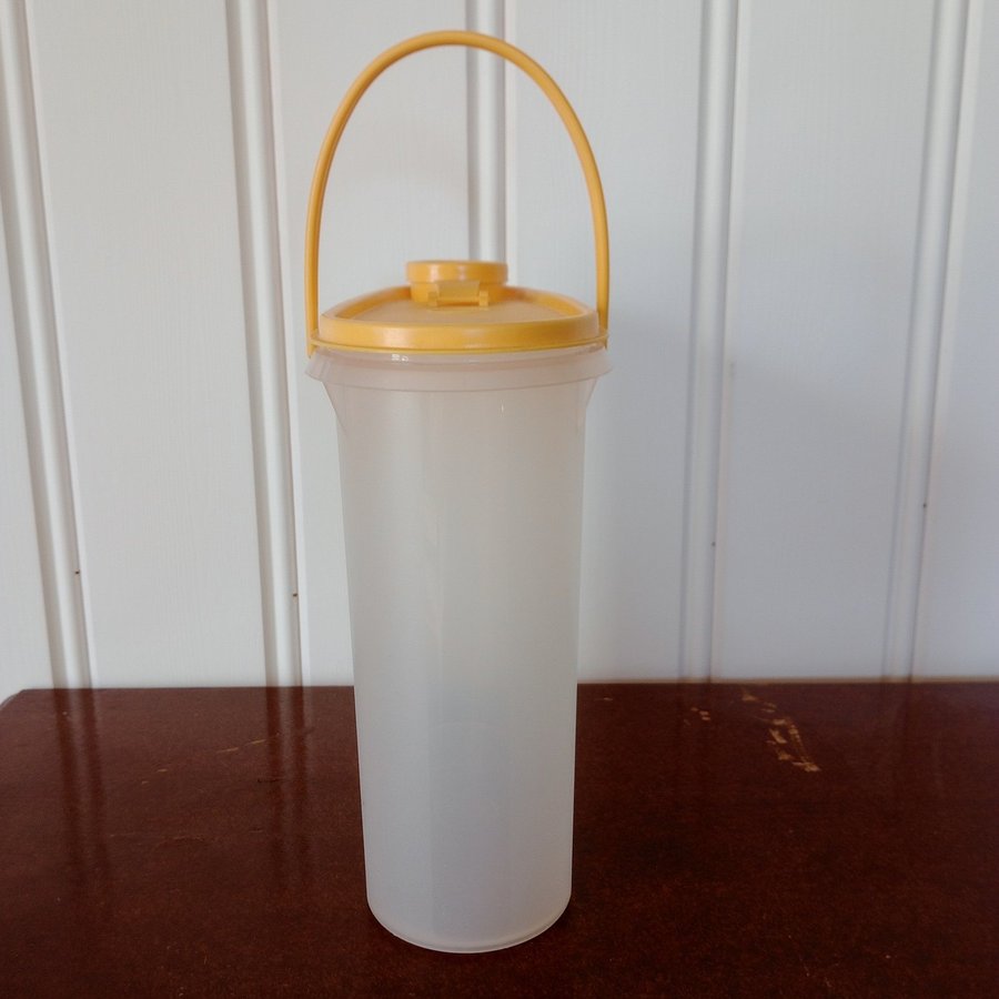 Tupperware slimline 2liter behållare med handtag gul lock