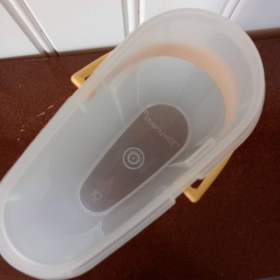 Tupperware slimline 2liter behållare med handtag gul lock