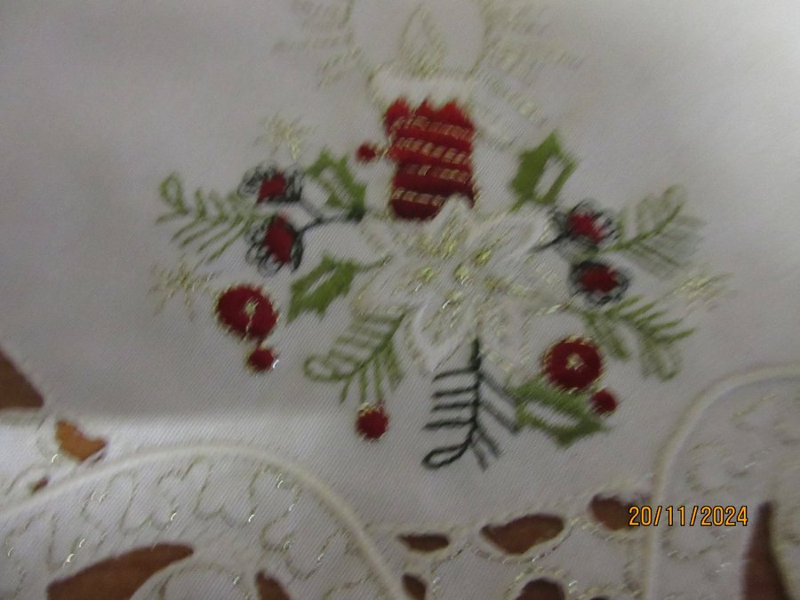 LITEN BRODERAD MASKINBRODERAD JULDUK JULTABLETT DUK TABLETT JUL ADVENT TOMTE.